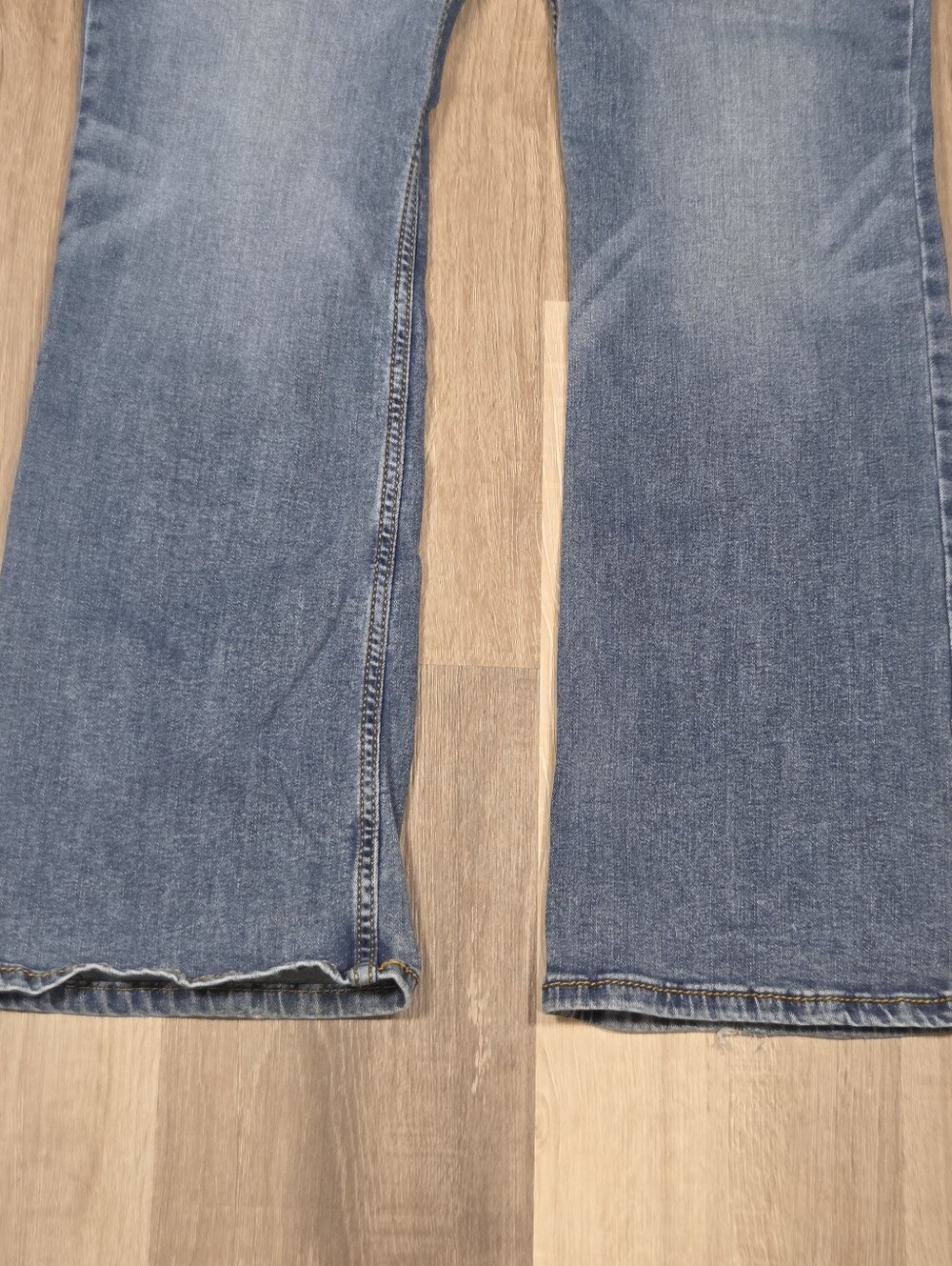 Wrangler women's bootcut jeans in a medium wash - Picture 3 of 10